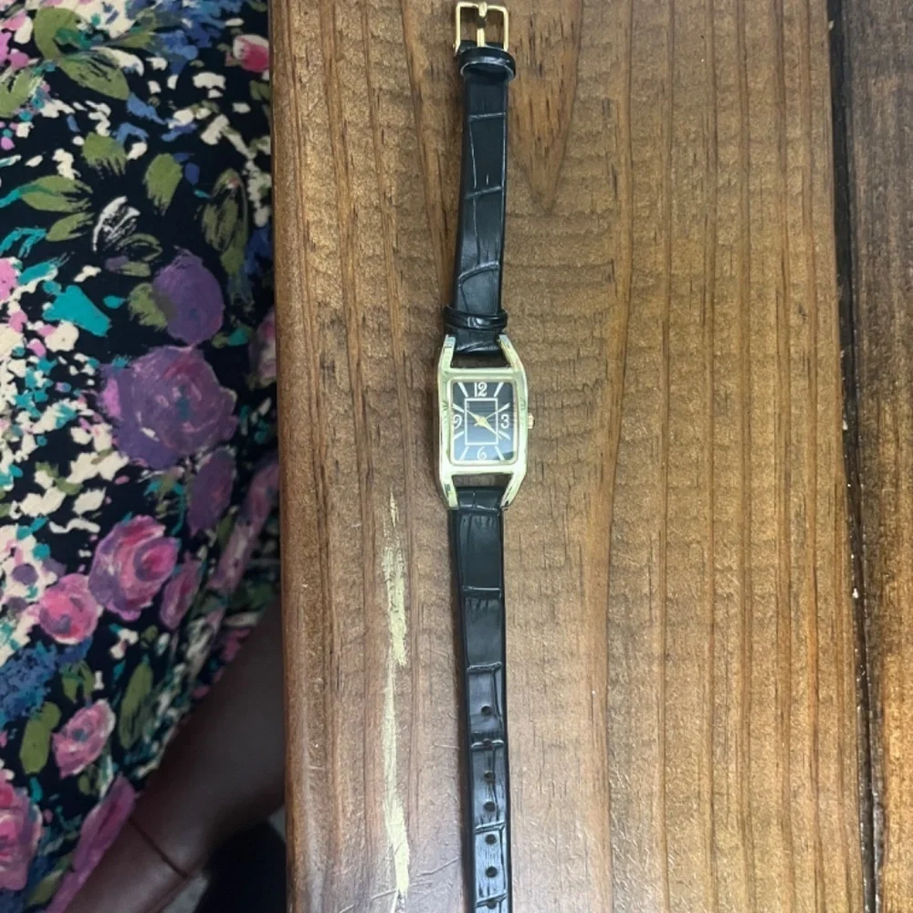 5/$45 Vintage Black Vegan Leather Gold Minimalist Wristwatch C1